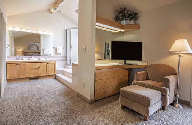 Updated Eagle Crest Resort Golf-Course Townhome has Resort Access, Views!