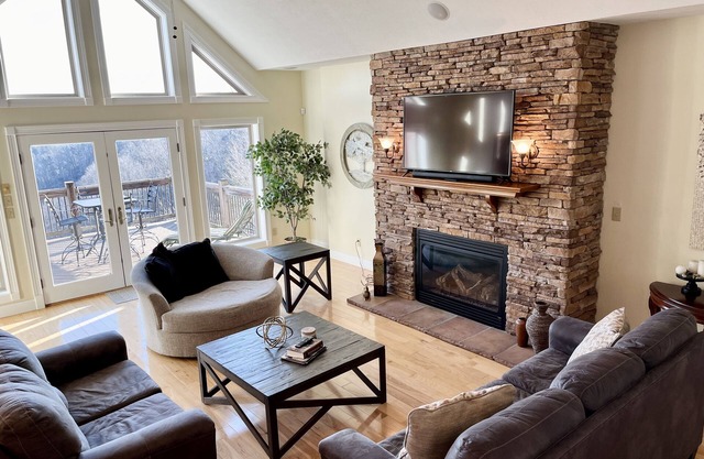 Updated Game Room with Arcade Style Games, 7 BR, 2 Kitchens, sleeps up to 25!!