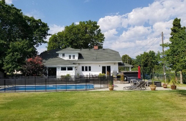 Updated Heritage House close to Naramata Bench