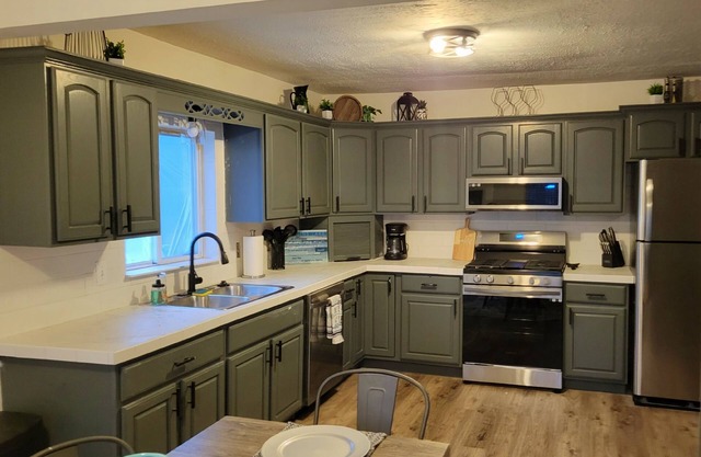 Updated Higgins Cottage w/ AC - Walking Distance to Higgins & Boat Parking