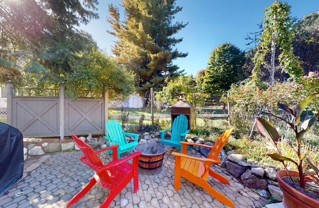 Updated historical cottage near the beach with a fireplace, washer/dryer, AC