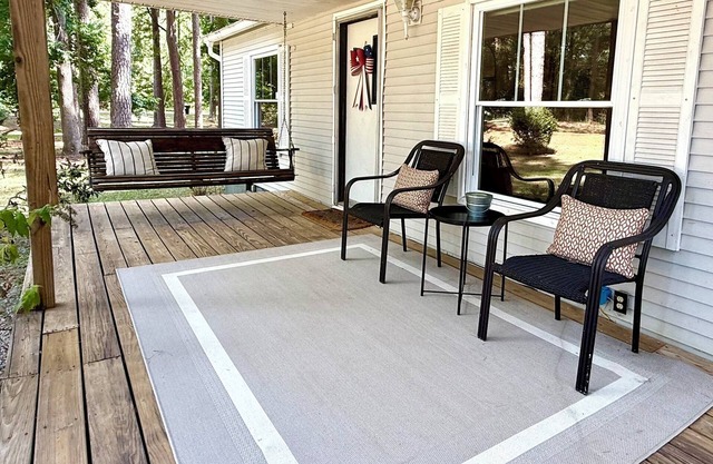 Updated home in Thomson near lake and boat ramp
