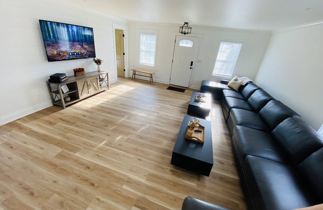 Updated Home- Only a few minutes walk to Downtown Lake Geneva!!