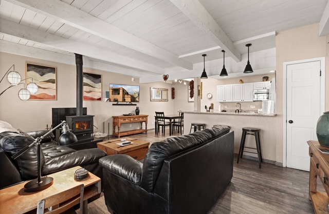 Updated Kitchen, Fireplace, Fantastic Location Near The Plaza