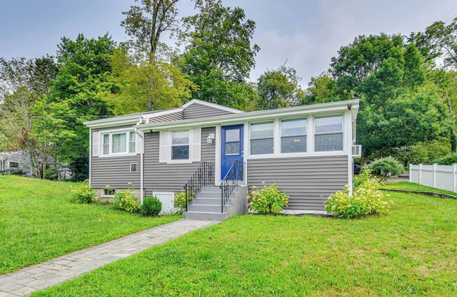 Updated Lakeville Cottage w/ Access to Long Pond