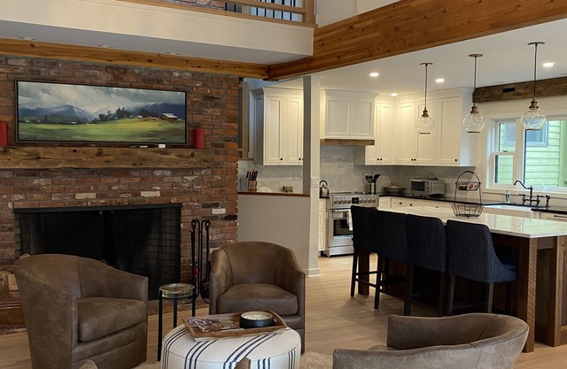 Updated luxury home on shuttle, with hot tub, sauna, fireplace, mountain views!