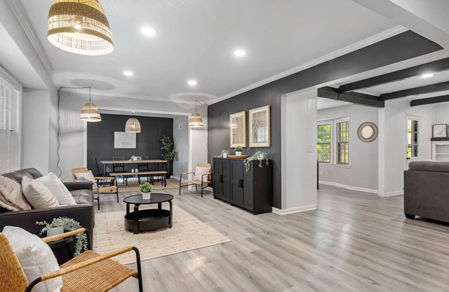 Updated Modern Home | 4 Bed | Close to Resos & Bar