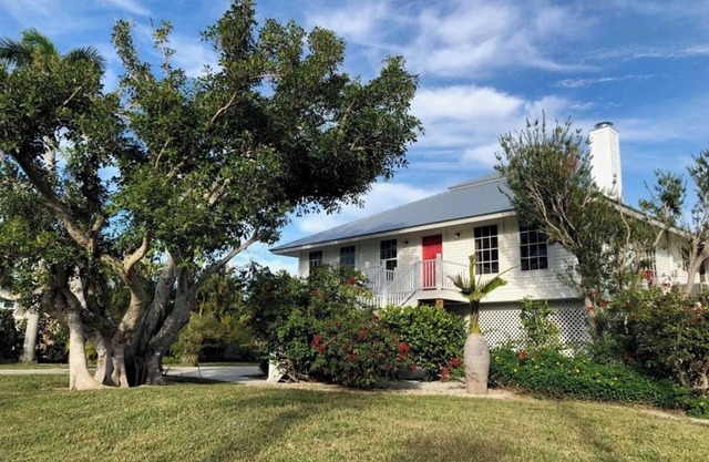 UPDATED, QUIET WEST END, 250 YARDS TO BEACH.