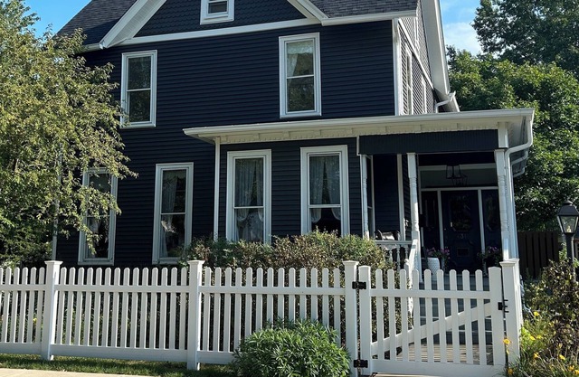 Updated Spacious Victorian in Historic Eastside, walking distance to downtown.