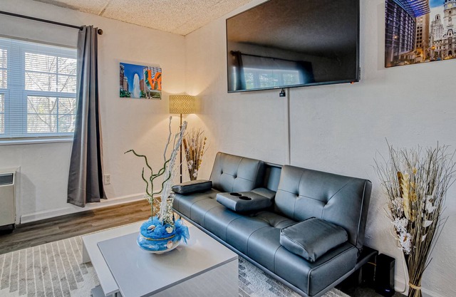 Updated studio with WiFi, full kitchen, onsite pool and tennis courts