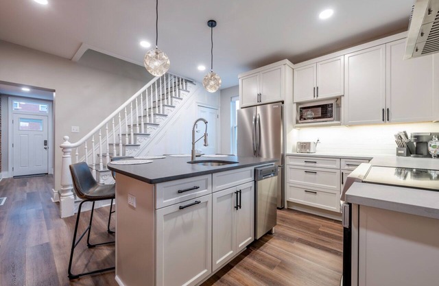 Updated Townhome with Private Garage in South Side