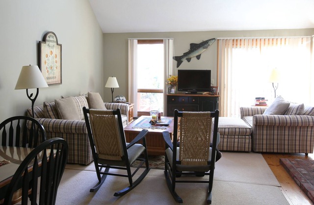 Updated two bedroom condo in the South Shore Heights of Eastman.