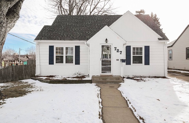 Updated vintage style cottage near McKennan Park & next to Avera