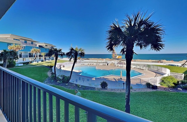 Upgraded Beachfront Condo W. Ocean Views, Pool Access