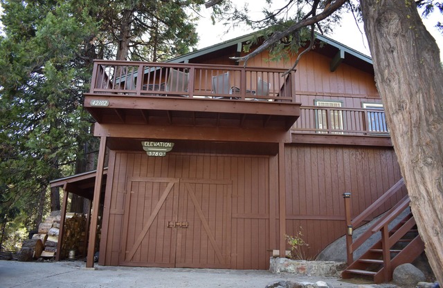 Sobre esta cabaña de roca en Shaver Lake