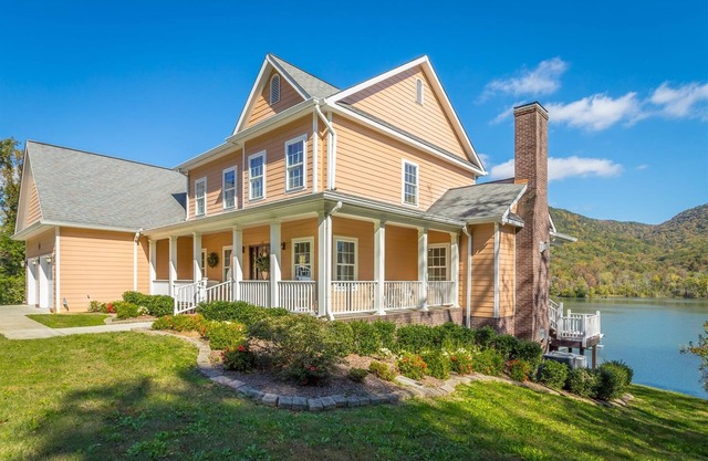 Upper and Lower Cove | Large Main Home on the Tennessee River!! | 4 Bed, 3.5 Bath