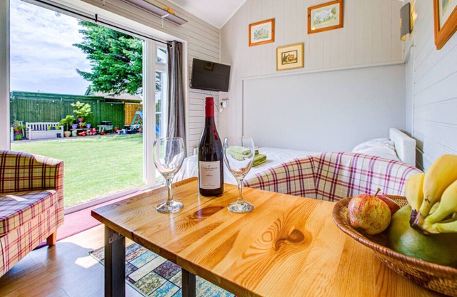Charming Self Contained Garden Studio UpperBeeding