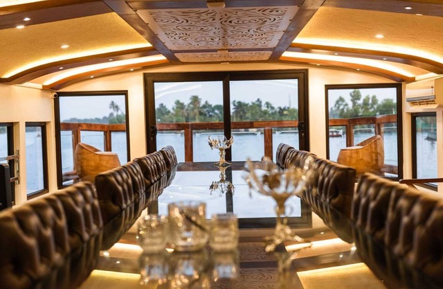 Upper Deck Houseboat