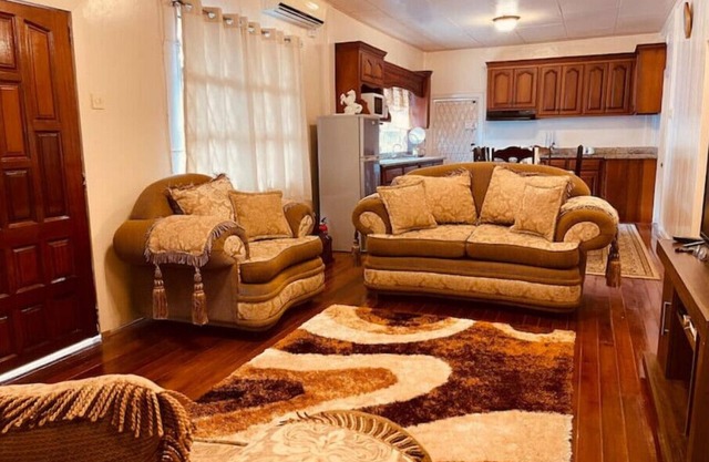 Upper flat in Eccles Home, 3 bedrooms, sleeps 6, AC, Hot Water