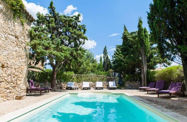 Graneros de granja ubicado en un patio cerrado con piscina climatizada