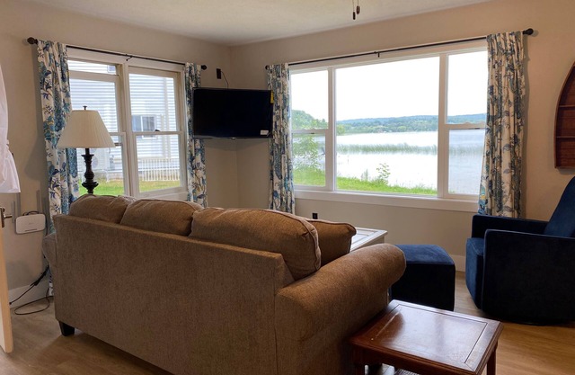 Upper Herring Lakefront Cottage #1, AC, Newly Remodeled, SUPs, Kayaks, Rowboats