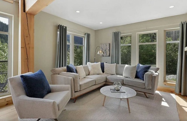 Upper House, Close to ski lifts and ALL amenities, fully equipped