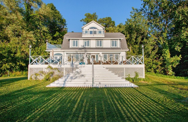 Upper-level Duplex on Lake Michigan w/ patio, gas grill & WIFI