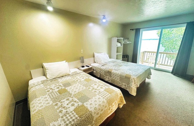 Upper Level Lakeview Room
