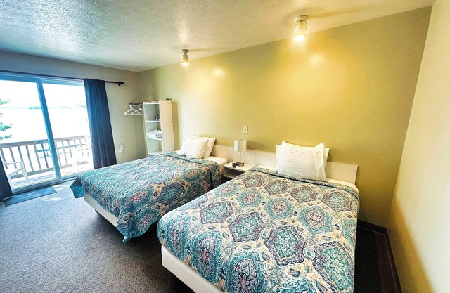 Upper Level Lakeview Room