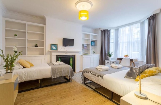Upper Rock B1 - triple room en-suite
