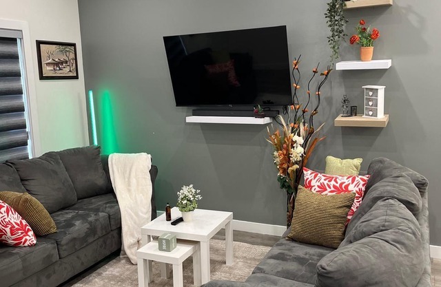 Upper Suite Family Haven - 6 minutes drive from the Airport, Close to Everything