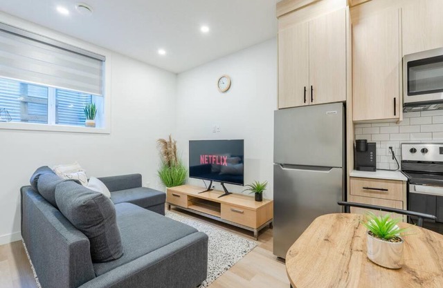 Upscale 1 Bedroom Suite Near Downtown, Free Wifi and Coffee