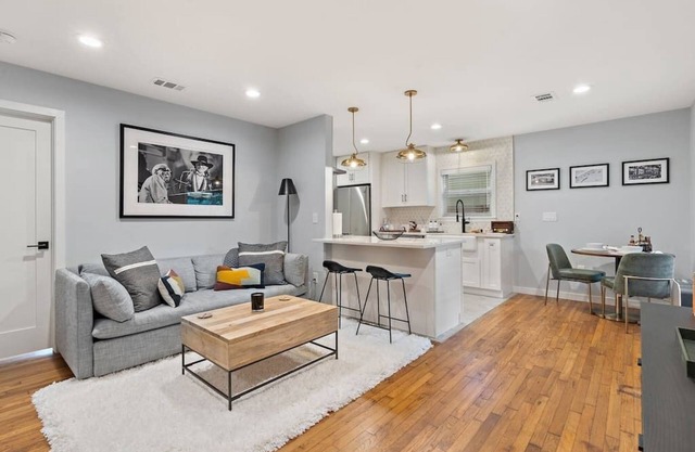 Upscale 1948 Vintage North Loop Bungalow