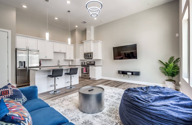 Upscale 2 story home by the Galleria!