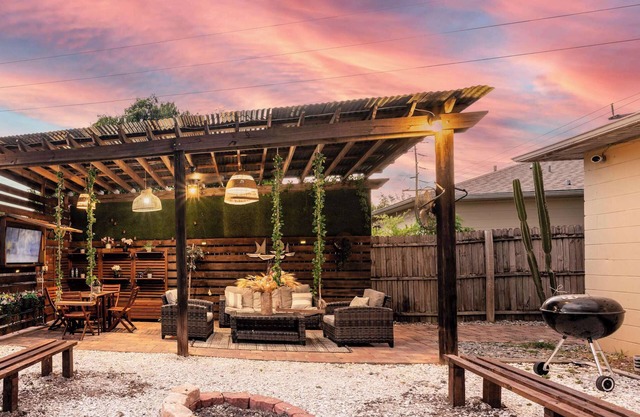 Upscale 4 BR Ybor Hse with Outdoor Living Space