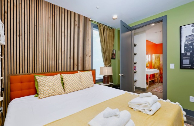 Upscale 4th-floor condo near top attractions with fast WiFi & rooftop lounge