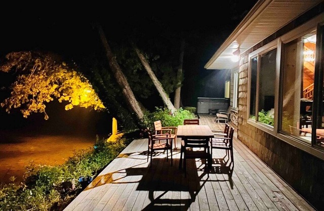 Boardman Monarch! Upscale river lodge! HOT TUB! Fireplace!