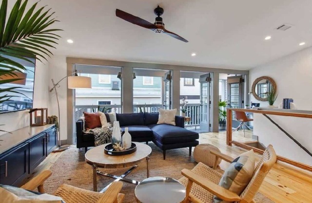Upscale Carriage House with Pool | Near River St