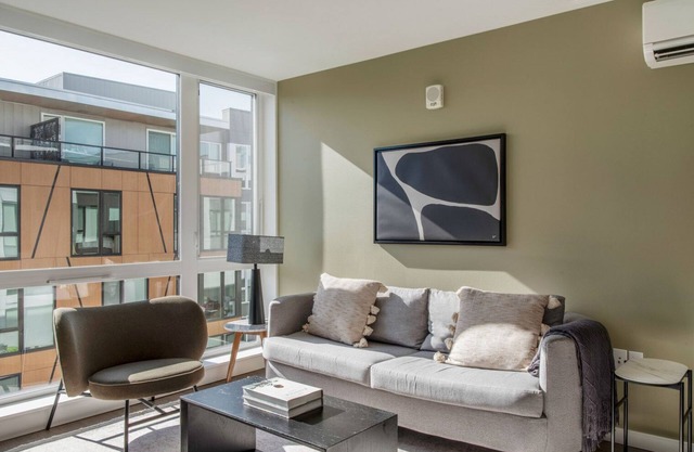 Upscale Central District 1BR w/ Gym & Pets, nr Dining, by Blueground