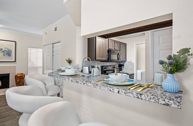 Upscale City Apartment with Pool & Fitness Center