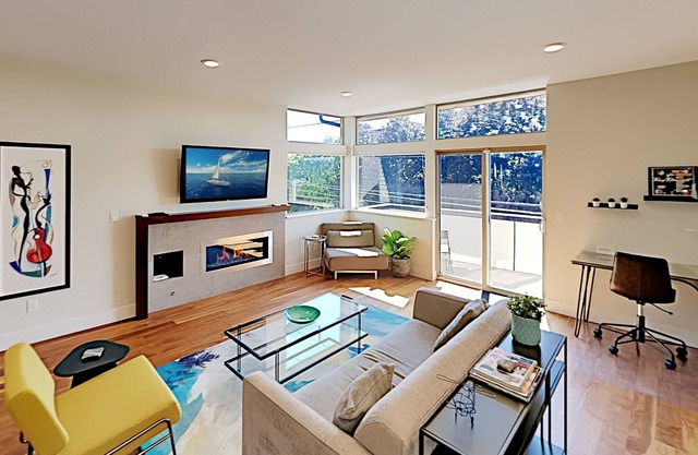 Upscale Eastlake Townhome | Gourmet Kitchen, Rooftop Deck & Incredible Views