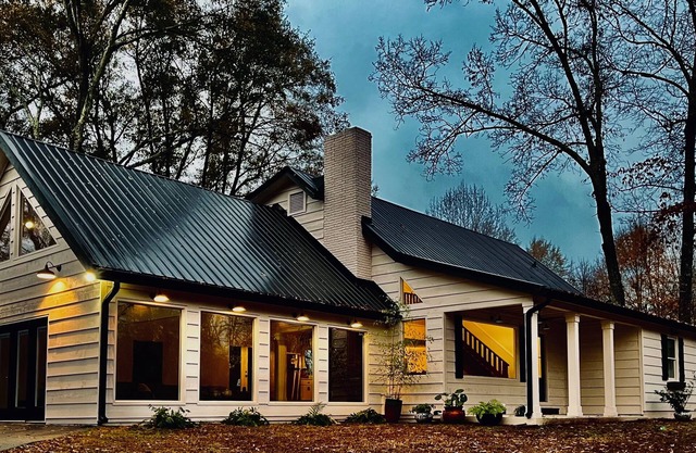 Upscale Farmhouse Near Lakes in Roswell