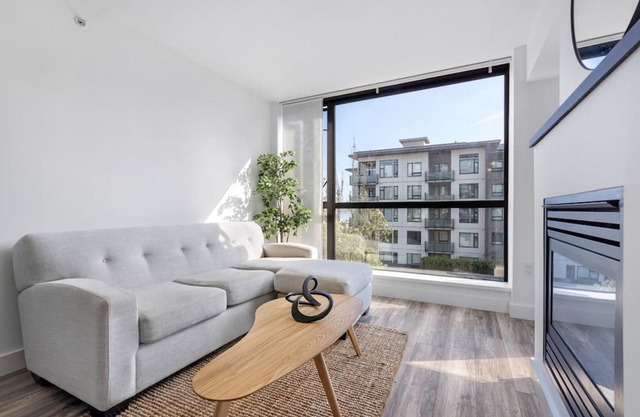 Upscale Flat in Lonsdale