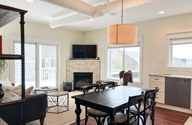 Upscale Flat w/ Private Ent on Main St. 2BD / 1BA + AC, Wifi, Rooftop Deck