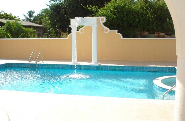 Exclusivo apartamento amueblado en calle tranquila con piscina cerca de club de golf