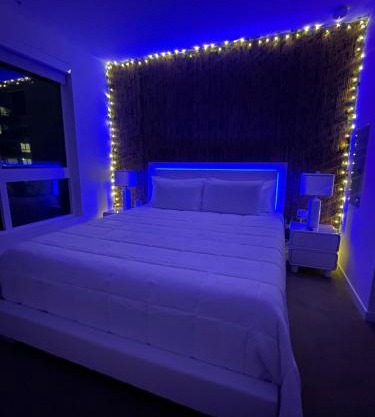 UPSCALE HOLLYWOOD RETREAT- King 1BD Pool-Jacuzzi-Rooftop