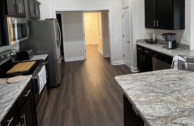 Upscale Home 10 Mins from Beach! Minutes from Major Hospitals