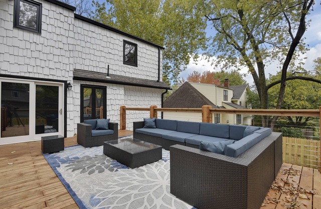★Luxury Home★Best Deck/Patio in KC★DreamLux Beds★Gated Driveway★
