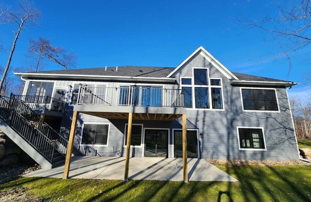 Upscale home on North Pines!