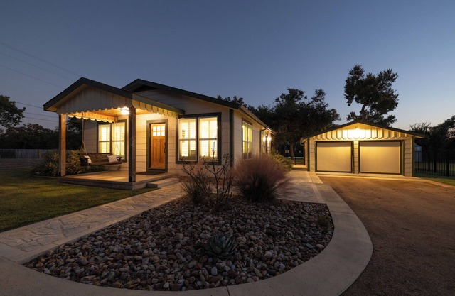 Upscale Home With Pool and Firepit - Close to Mercer St!